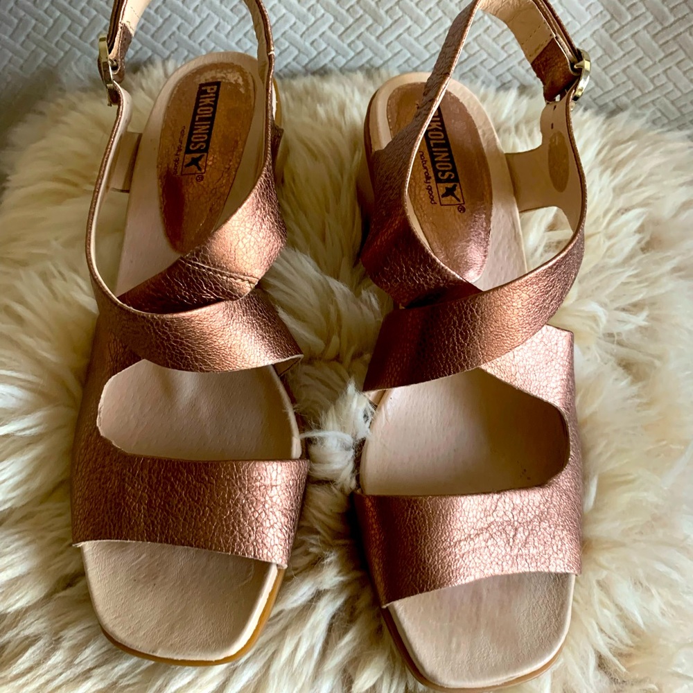 Gorg! Pikolinos rose metallic leather sandals 👑